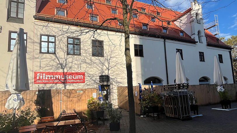 Hinter dem Bauzaun geht eine Café-Ära in München zu Ende.