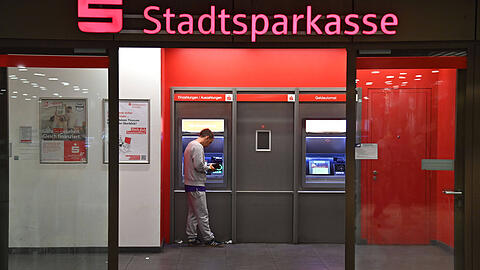 Die Geldautomaten der Stadtsparkasse am Stachus. Bislang ist keine Sprengung im Münchner Stadtgebiet bekant. Die Täter suchen sich eher kleinere Orte mit älteren Geräten und einer guten Anbindung zu Schnellstraßen. Foto: imago Die Geldautomaten der Stadtsparkasse am Stachus. Bislang ist keine Sprengung im Münchner Stadtgebiet bekant. Die Täter suchen sich eher kleinere Orte mit älteren Geräten und einer guten Anbindung zu Schnellstraßen. Foto: imago