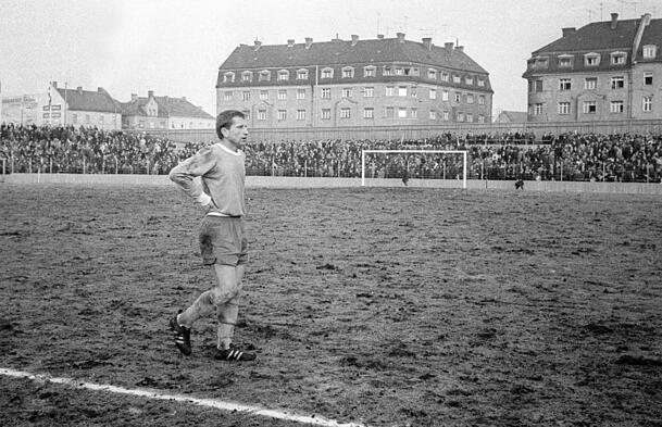 Was f&uuml;r ein Acker: Zeljko Perusic bei einem Spiel in den 60ern, im Hintergrund die Wohnh&auml;user an der Gr&uuml;nwalder Stra&szlig;e.