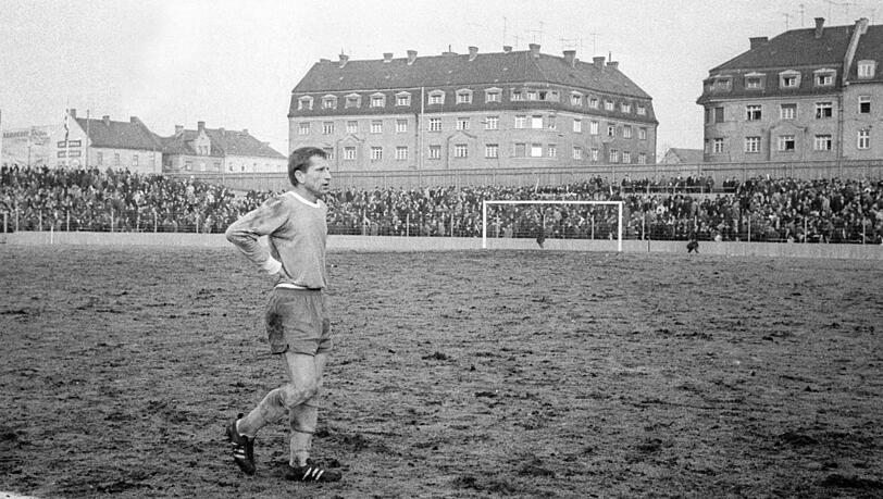 Was f&uuml;r ein Acker: Zeljko Perusic bei einem Spiel in den 60ern, im Hintergrund die Wohnh&auml;user an der Gr&uuml;nwalder Stra&szlig;e.