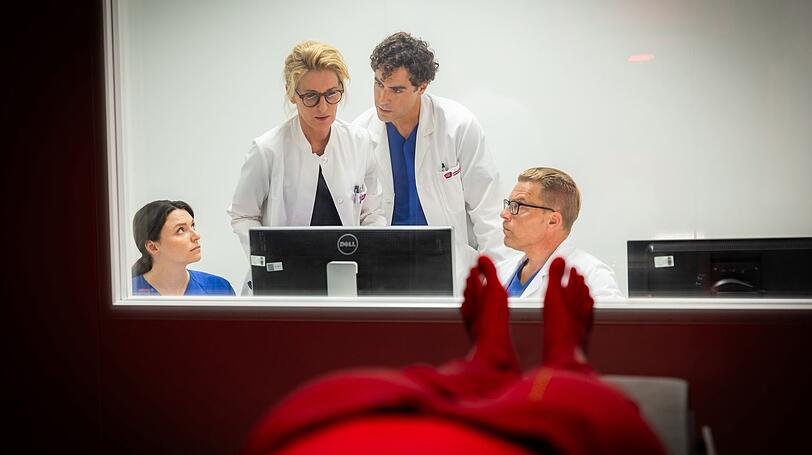 Martina (Maria Furtwängler) hat nach der Tat beschlossen, als Neurochirurgin weiter top zu funktionieren. Erst mit der Zeit ergeben sich Risse in ihrer Fassade. Martina (Maria Furtwängler) hat nach der Tat beschlossen, als Neurochirurgin weiter top zu funktionieren. Erst mit der Zeit ergeben sich Risse in ihrer Fassade.