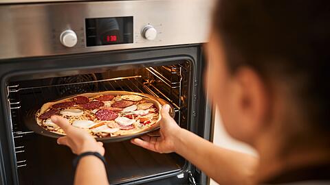 Bei jedem Kuchen, bei jeder Pizza immer wieder diese Frage: Muss ich den Ofen wirklich vorheizen?