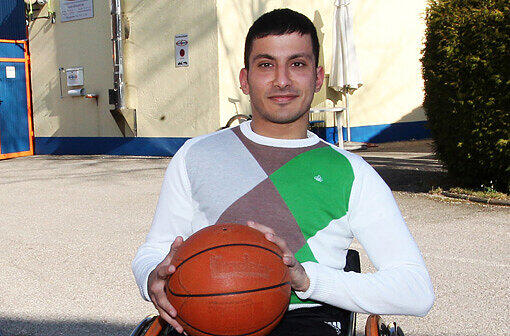 Ein neuer Sport-Rollstuhl für Mahir Aydogan: In diesem Gefährt geht der 23-Jährige jetzt auf Korbjagd.