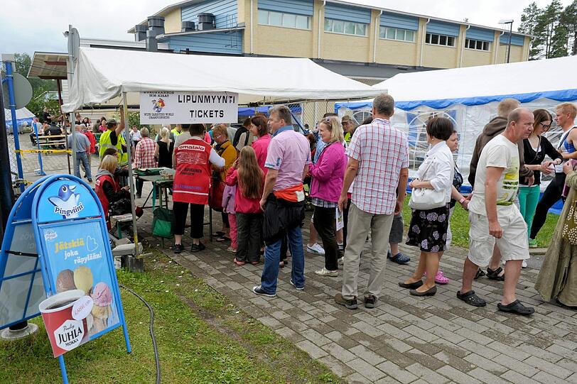 Da es nur eine begrenzte Zahl an Startnummer gibt, herrscht hoher Andrang am Starterhäuschen.Die spinnen die Finnen."Wife Carrying" in Finnland.