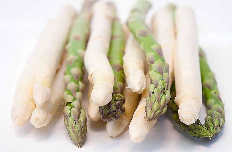 So sollte Spargel normalerweise aussehen: Frisch und ohne hölzerne Stellen. Die Realität im Supermarkt sieht jedoch meist anders aus. Bei einem aktuellen Test fielen 14 von 25 Produkten durch. (Archivbild)