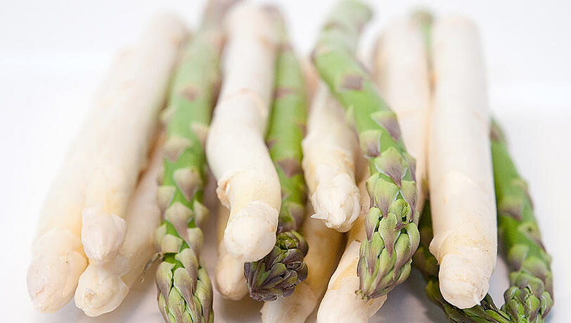 So sollte Spargel normalerweise aussehen: Frisch und ohne hölzerne Stellen. Die Realität im Supermarkt sieht jedoch meist anders aus. Bei einem aktuellen Test fielen 14 von 25 Produkten durch. (Archivbild) So sollte Spargel normalerweise aussehen: Frisch und ohne hölzerne Stellen. Die Realität im Supermarkt sieht jedoch meist anders aus. Bei einem aktuellen Test fielen 14 von 25 Produkten durch. (Archivbild)