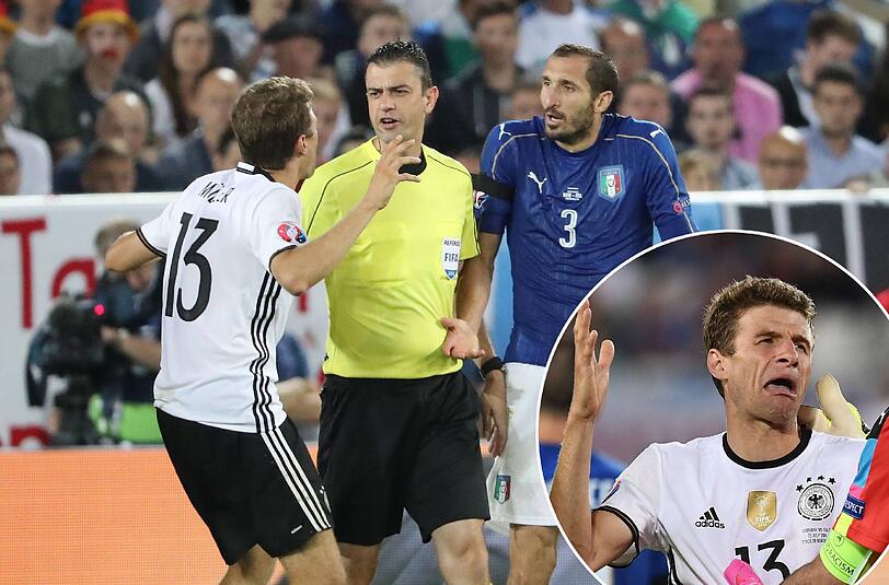 Thomas Müller macht nach seinem Foul an Giorgio Chiellini keinen Hehl daraus, was er von dem Italiener hält.