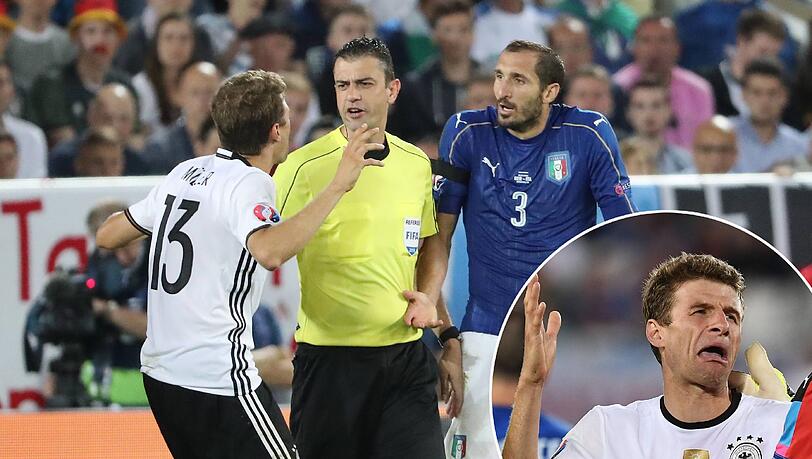 Thomas Müller macht nach seinem Foul an Giorgio Chiellini keinen Hehl daraus, was er von dem Italiener hält. Thomas Müller macht nach seinem Foul an Giorgio Chiellini keinen Hehl daraus, was er von dem Italiener hält.