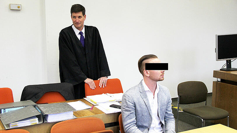 Den Überfall auf die alte Dame bestreitet er: der Angeklagte mit seinem Verteidiger Florian Wurtinger.