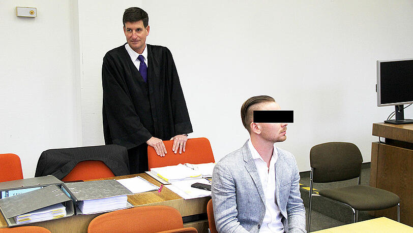 Den Überfall auf die alte Dame bestreitet er: der Angeklagte mit seinem Verteidiger Florian Wurtinger. Den Überfall auf die alte Dame bestreitet er: der Angeklagte mit seinem Verteidiger Florian Wurtinger.