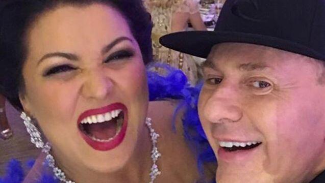 Schaut so ein erschöpfter Opern-Star aus? Anna Netrebko lässt es auf einer Hochzeitsparty krachen. Schaut so ein erschöpfter Opern-Star aus? Anna Netrebko lässt es auf einer Hochzeitsparty krachen.