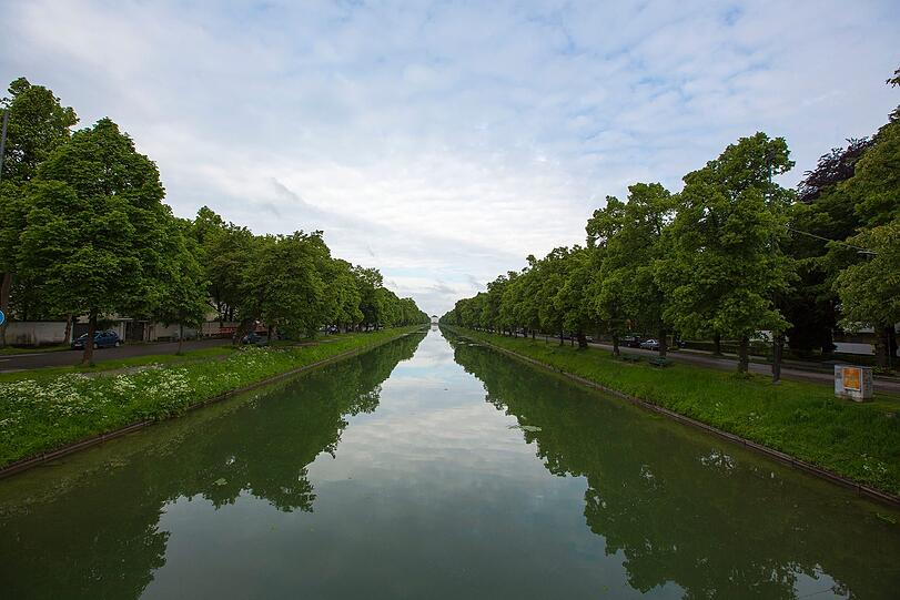 Einen Kopfsprung von einer Brücke in den Nymphenburger Schlosskanal hat ein 18-jähriger in München beinahe mit dem Leben bezahlt. Passanten retteten ihn am Samstag vor dem Ertrinken und alarmierten den Notarzt.