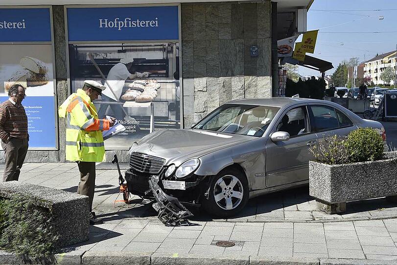Am Pflanzentrog war Schluss: Der Mercedes krachte gegen einen Pflanzentrog aus Waschbeton und kam zum Stehen.