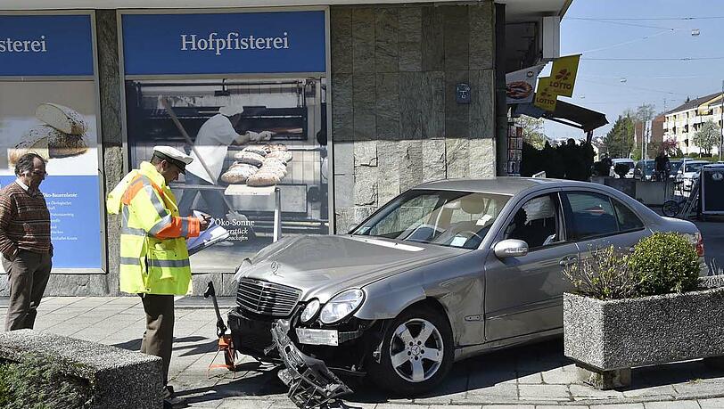 Am Pflanzentrog war Schluss: Der Mercedes krachte gegen einen Pflanzentrog aus Waschbeton und kam zum Stehen. Am Pflanzentrog war Schluss: Der Mercedes krachte gegen einen Pflanzentrog aus Waschbeton und kam zum Stehen.