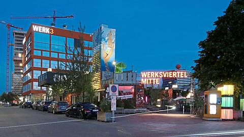 Farbenspiel mit blauem Hintergrund: Im Werksviertel wird viel gebaut.