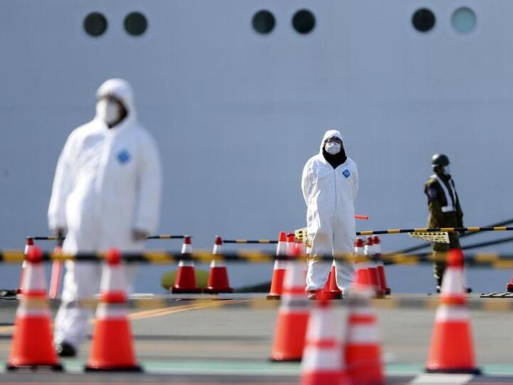 Sicherheitskräfte in Yokohama vor der "Diamond Princess": Das Kreuzfahrtschiff hatte wegen des Coronavirus zwei Wochen lang unter Quarantäne gestanden.