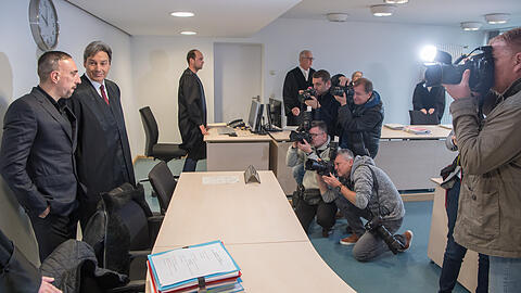 Franck Ribéry (links) und sein Anwalt Gerhard Riedl bei Prozessbeginn im Dezember 2017 im Landgericht München I. (Archivbild)