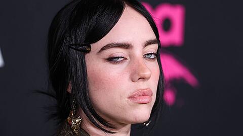 Billie Eilish hat genug von Social Media auf ihrem Handy.