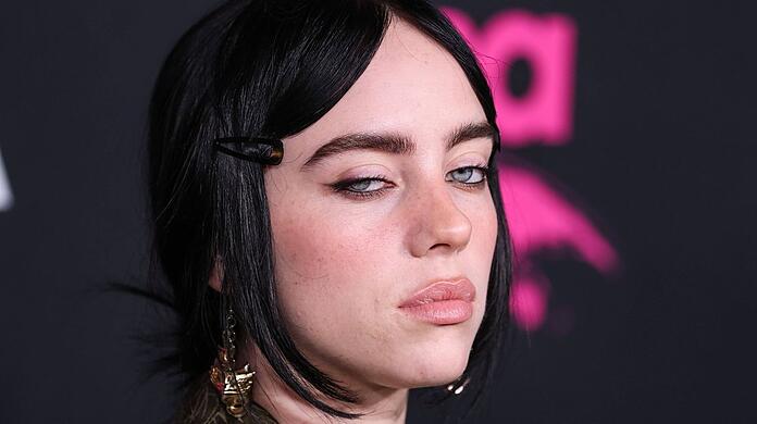 Billie Eilish hat genug von Social Media auf ihrem Handy.
