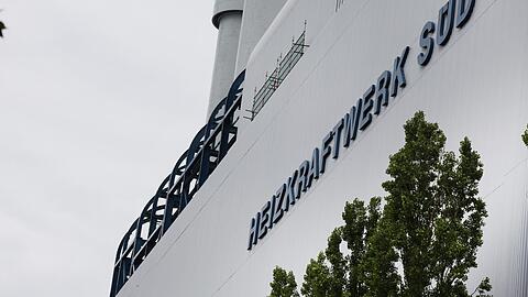 Wer von schräg unten schaut, sieht gar nicht richtig, was eigentlich oben am Dach gerade passiert.
