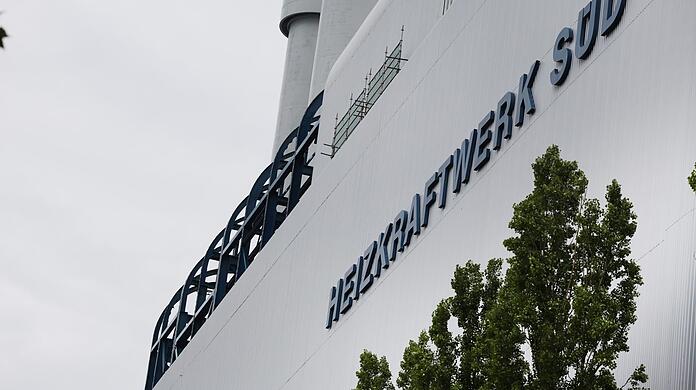Wer von schräg unten schaut, sieht gar nicht richtig, was eigentlich oben am Dach gerade passiert.