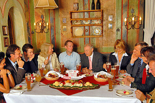 Angeregtes Gespräch bei Weißbier und Brotzeit: Günther Beckstein (M. ) mit den Lesern, AZ-Chefredakteur Arno Makowsky und Redakteurin Angela Böhm.