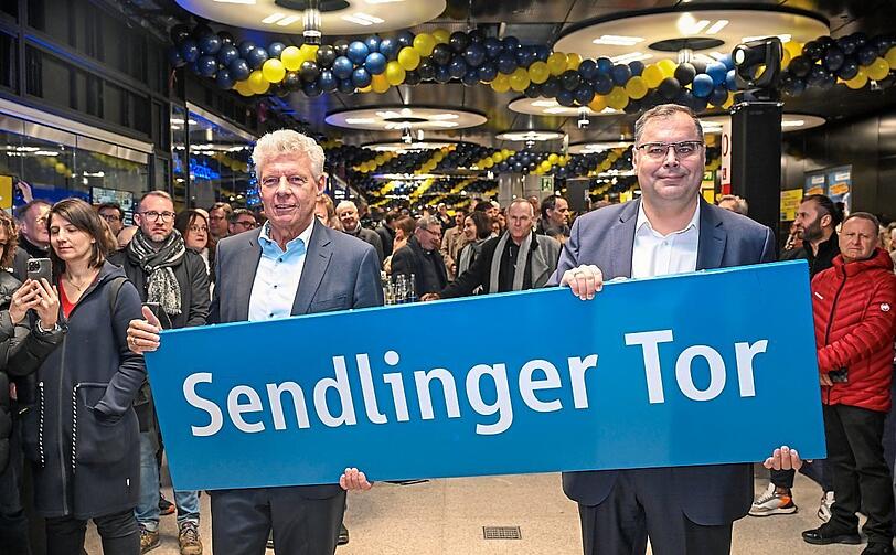 Oberbürgermeister Dieter Reiter (l.) und MVG-Chef Ingo Wortmann mit dem neuen Schild der U-Bahnstation.