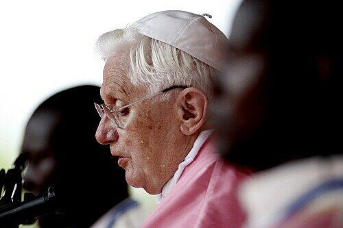 Papst Benedikt XVI. während der Messe in Luanda.
