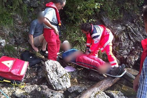 Rettungskräfte versorgen den verletzten 16-Jährigen