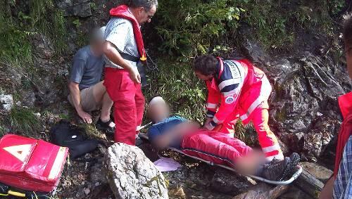 Rettungskräfte versorgen den verletzten 16-Jährigen Rettungskräfte versorgen den verletzten 16-Jährigen