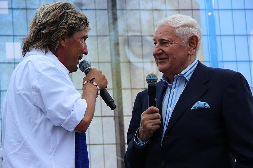 Stadionsprecher Stefan Schneider holt Peter Radenkovic auf die Bühne.