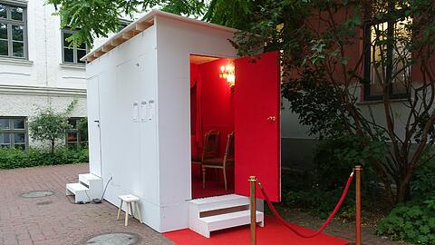 Die Opernbude im Charlottenhof der Kammerspiele.