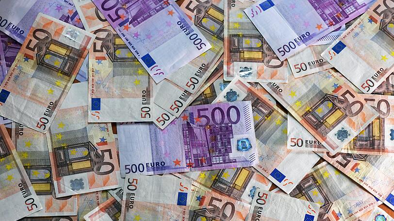 Geldscheine im Wert von 9.000 Euro flogen über die A9, die Polizei sperrte deshalb die Autobahn. (Symbolfoto)