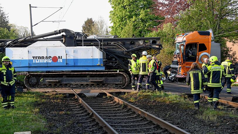In Alt Duvenstedt ist am frühen Mittwochmorgen ein Zug mit einem Lkw zusammengestoßen.