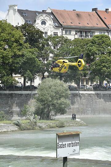 An der Isar-Halbinsel unterhalb der Maximiliansbrücke hat sich offenbar ein tödlicher Bade-Unfall ereignet. Die Bilder.