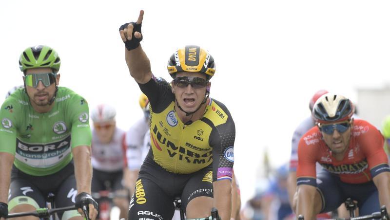 Der Niederländer Dylan Groenewegen (M) jubelt nach dem Überqueren der Ziellinie. Der Niederländer Dylan Groenewegen (M) jubelt nach dem Überqueren der Ziellinie.