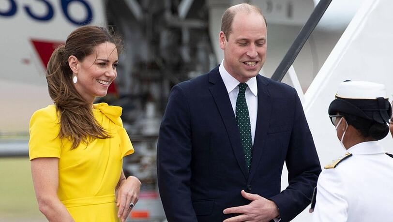 Bei ihrer Ankunft in Jamaika tragen Herzogin Kate und Prinz William die Landesfarben.