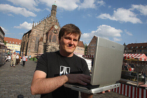 Erschreckend: Computer-Experte Tom Röthlingshöfer (35, &bdquo;PC-Feuerwehr&ldquo;) ermittelte Dutzende ungesicher- te Netzwerke in der Nürnberger City.