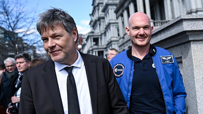 Robert Habeck (l.), Vizekanzler und Bundesminister für Wirtschaft und Klimaschutz, Anfang März mit Alexander Gerst, Astronaut, vor dem Eisenhower Building in Washington. Neben der Abstimmung bei der Bewältigung der aktuellen geopolitischen Krisen ging es bei der Reise in die USA auch darum, bilaterale Handels- und Investitionsbeziehungen zu stärken sowie die transatlantische Zusammenarbeit bei technologischen Zukunftsfragen voranzutreiben. Robert Habeck (l.), Vizekanzler und Bundesminister für Wirtschaft und Klimaschutz, Anfang März mit Alexander Gerst, Astronaut, vor dem Eisenhower Building in Washington. Neben der Abstimmung bei der Bewältigung der aktuellen geopolitischen Krisen ging es bei der Reise in die USA auch darum, bilaterale Handels- und Investitionsbeziehungen zu stärken sowie die transatlantische Zusammenarbeit bei technologischen Zukunftsfragen voranzutreiben.