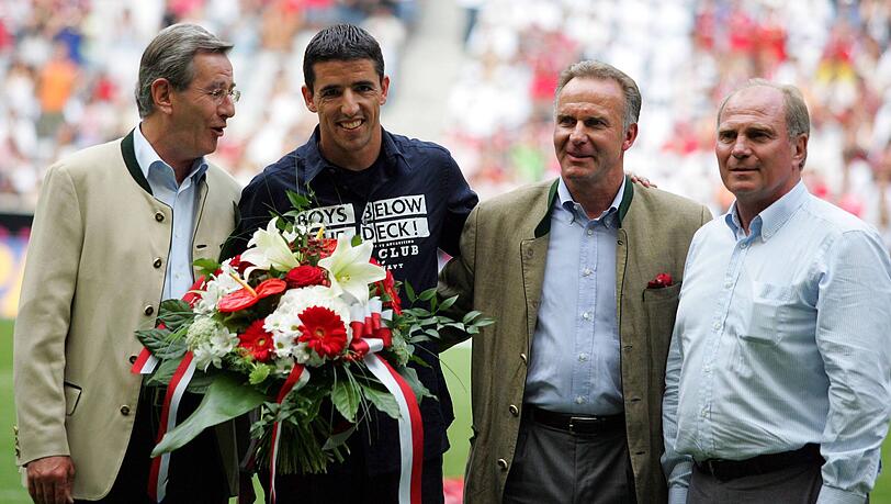 Wurde mit Blumen von Karl Hopfner, Karl-Heinz Rummenigge und Uli Hoeneß verabschiedet: Roy Makaay. Wurde mit Blumen von Karl Hopfner, Karl-Heinz Rummenigge und Uli Hoeneß verabschiedet: Roy Makaay.