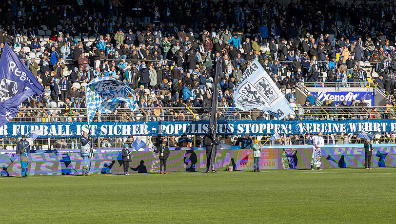 Protest-Banner vor der Stehhalle beim Löwen-Heimspiel gegen Saarbrücken.