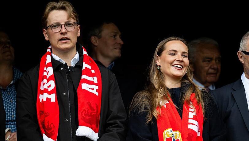 Prinz Sverre Magnus und Prinzessin Ingrid Alexandra konnten sich beim Fu&szlig;ball ablenken.