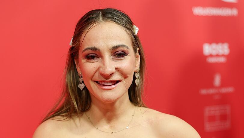 In einem Podcast spricht die ehemalige Leistungssportlerin Kristina Vogel über den Umgang mit ihren Narben. In einem Podcast spricht die ehemalige Leistungssportlerin Kristina Vogel über den Umgang mit ihren Narben.