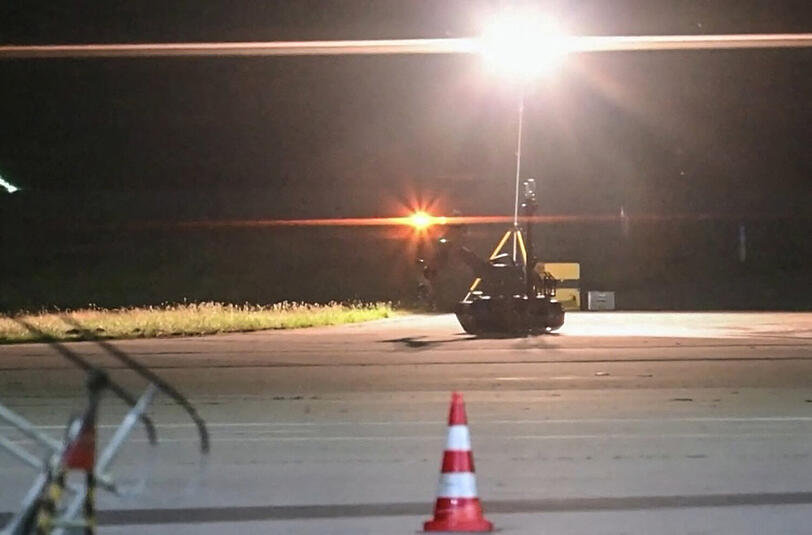 Nach dem Drohnen-Angriff am Leipziger Flughafen ist ein Roboter im Einsatz, der auf die Entschärfung von Bomben spezialisiert ist. Nach dem Drohnen-Angriff am Leipziger Flughafen ist ein Roboter im Einsatz, der auf die Entschärfung von Bomben spezialisiert ist.