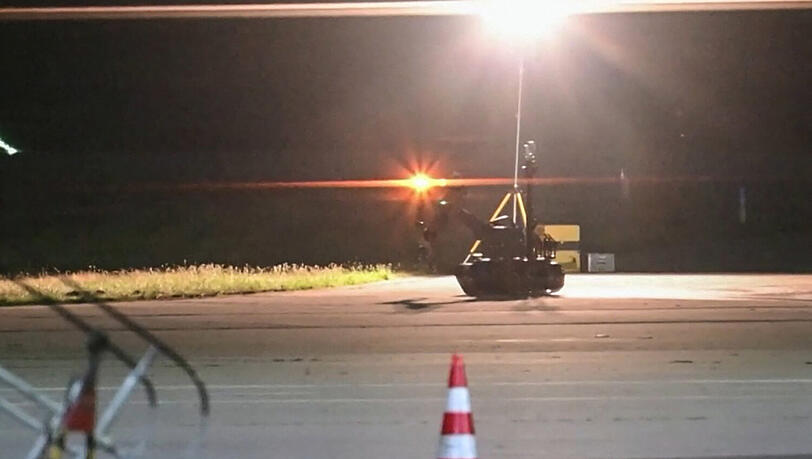 Nach dem Drohnen-Angriff am Leipziger Flughafen ist ein Roboter im Einsatz, der auf die Entsch&auml;rfung von Bomben spezialisiert ist.