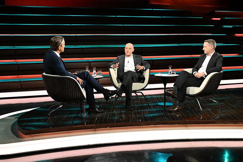 Markus Lanz (links) sprach in seinem Polittalk gemeinsam mit Gregor Gysi (Mitte) und Nikolaus Blome über eine mögliche Annäherung der AfD und des BSW. Markus Lanz (links) sprach in seinem Polittalk gemeinsam mit Gregor Gysi (Mitte) und Nikolaus Blome über eine mögliche Annäherung der AfD und des BSW.