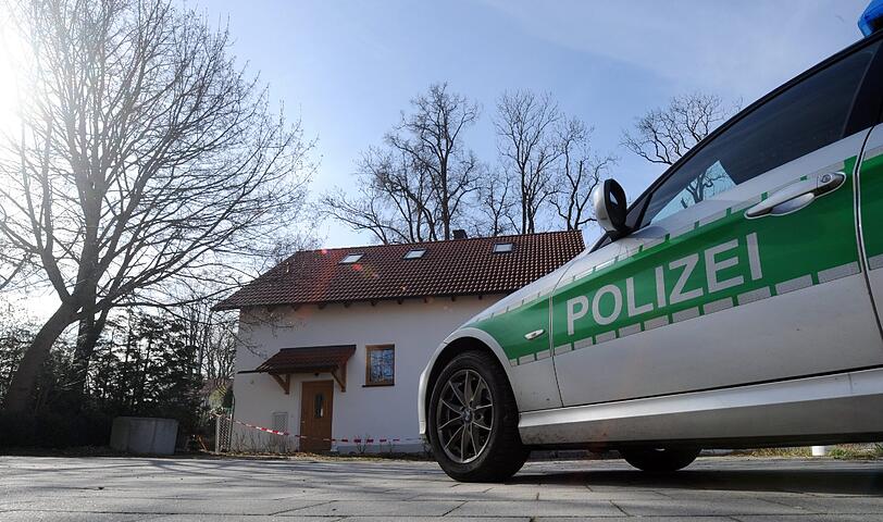 Brutaler Doppelmord in Notzing bei Erding: Ein Ehepaar wurde tot im Garten verscharrt. Der 21-jährige Täter hat sich gestellt - er ist der Ex-Freund der Tochter.