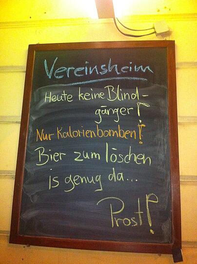 &bdquo;Heute nur Kalorienbomben!&ldquo; Im Vereinsheim darf gelacht werden.