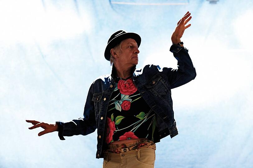 So eine Art Moonwalk: Georg Ringsgwandl tanzt.