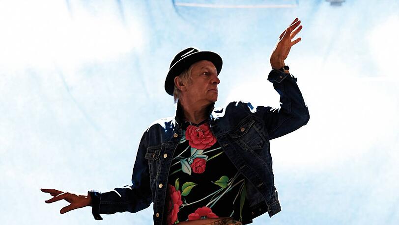 So eine Art Moonwalk: Georg Ringsgwandl tanzt. So eine Art Moonwalk: Georg Ringsgwandl tanzt.